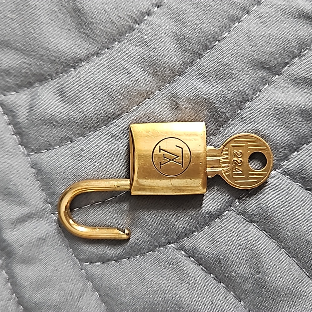 #224 Louis Vuitton lock and key